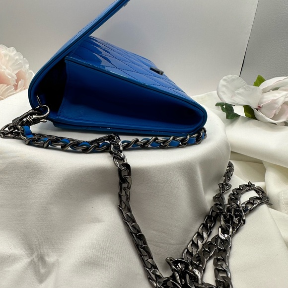 CHANEL BLUE PATENT LEATHER BOY WOC - Picture 6 of 10